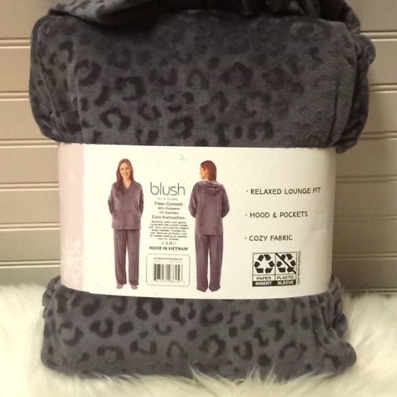 Blush Animal Print Plush Pajamas Set - Picture 11 of 11